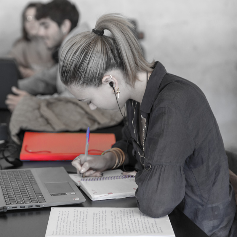 Alumnos trabajando