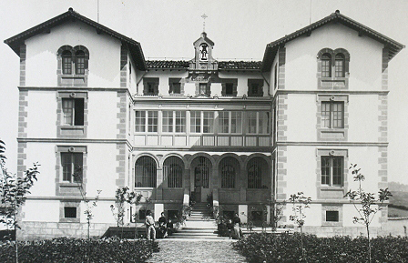 Alcoz. Fachada principal del Asilo Iriarte  (Foto: Aquilino García Deán. Archivo Municipal de Pamplona)