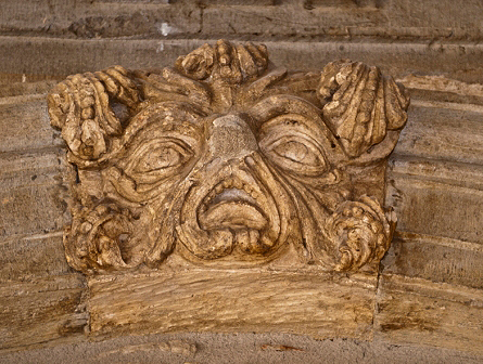 El green man situado en la clave del arco precedente