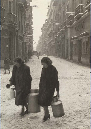 Reparto de leche en la calle Mayor un día de nieve. Jesús martínez Gorráiz. Ca1945