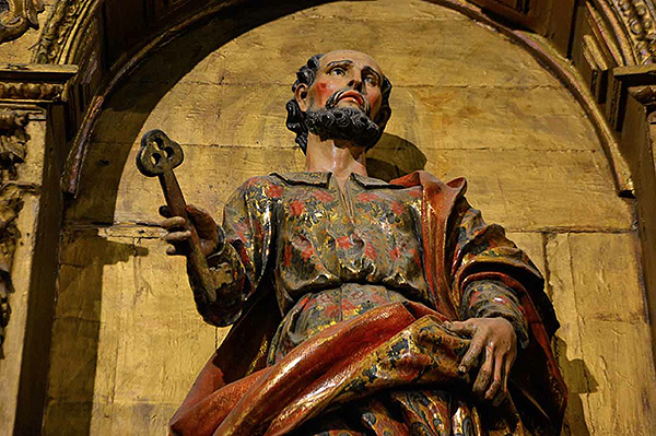 Escultura de San Pedro del retablo mayor de Larraga, por Francisco Jiménez Bazcardo, 1697, policromado en 1700 y vuelto a policromar en 1748. Foto I. Yoldi