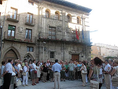 La visita a la ciudad de Estella, a cargo de Román Felones, comenzó en la Plaza de Martín