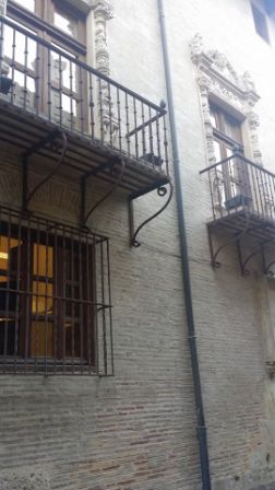 Los balcones están enmarcados por escenas mitológicas, que hacen del edificio una arquitectura "parlante"