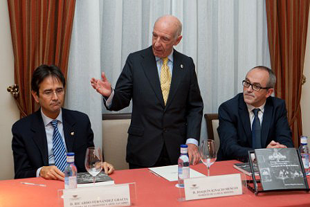En la presentación del libro intervinieron D. Ricardo Fernández Gracia, director de la Cátedra de Patrimonio y Arte navarro, don Joaquín Ignacio Mencos, marqués de la Real Defensa y don Ignacio Miguéliz, autor del libro
