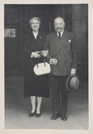 Don Tiburcio Mencos y doña Isabel Doussinague
