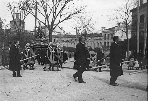 Procesión de San Saturnino a su paso por la c/ de la Taconera