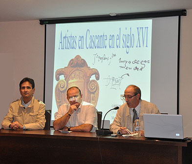 Don Santiago Rueda, de la Asociación Cultural Vicus de Cascante, abrió el ciclo de conferencias, junto al alcalde de la localidad, don Antonio Irujo y el director de la Cátedra de Patrimonio y Arte Navarro, don Ricardo Fernández Gracia. 