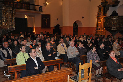 La mesa redonda tuvo lugar en la propia parroquia a la que asistió un numeroso público