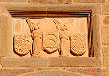 Escudos de los linajes en la puerta de entrada