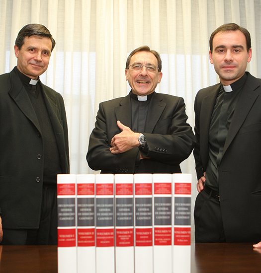 Antonio Viana, Javier Otaduy y Joaquín Sedano posan junto al Diccionario General de Derecho Canónico.