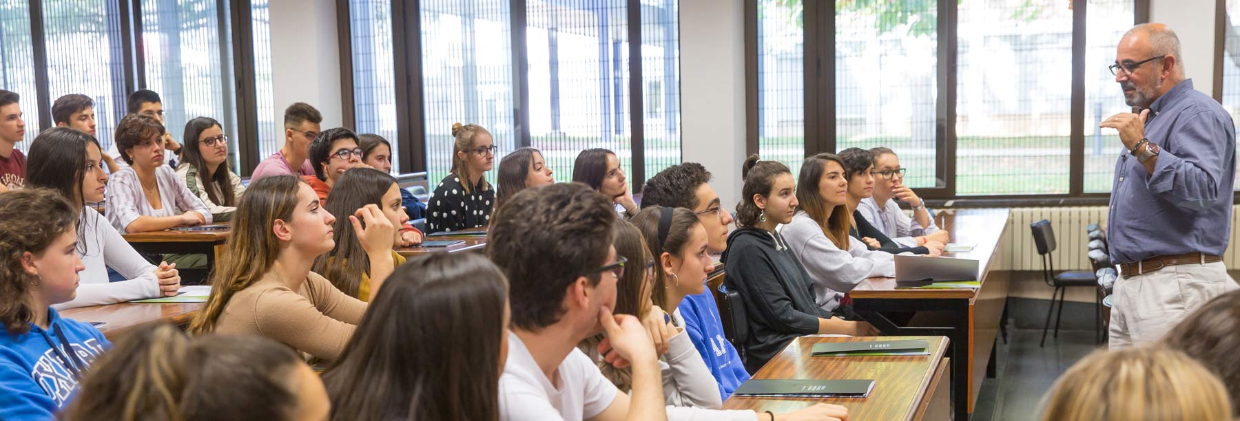 Ignacio López Goñi, impartiendo una clase en la Facultad de Ciencias de la Universidad de Navarra