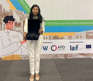 Sandra Flores, doctoranda de la Escuela, recibe el galardón del Concurso Nacional de Vivienda Social de Perú